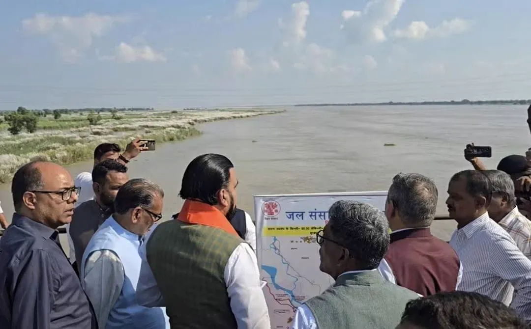 Bihar CM Surveys Flood-Hit Areas as Gandak Embankments Are Damaged — image 2